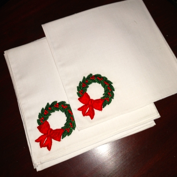 Macy's Holiday Christmas Dinning Embroidery Cloth Napkins Piece 16